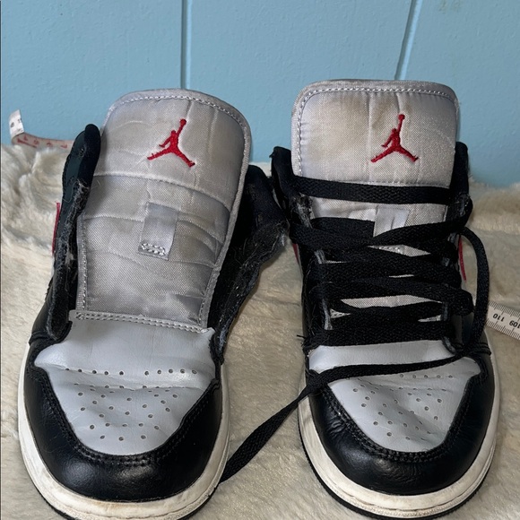 Jordan Kids Black, Gray & Red, Pre-owned- One shoelace is missing, size US6